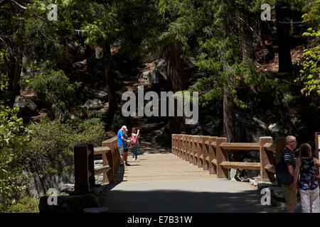 Passerelle de la rivière Merced, sur le sentier de la brume, Yosemite National Park, California, USA Banque D'Images