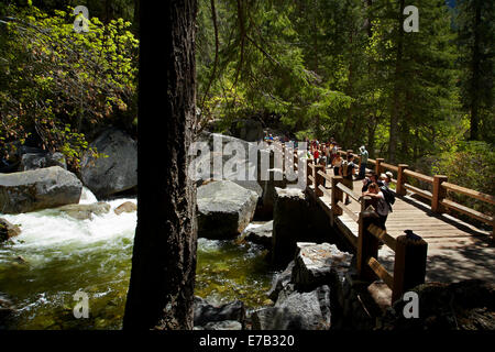 Passerelle de la rivière Merced, sur le sentier de la brume, Yosemite National Park, California, USA Banque D'Images