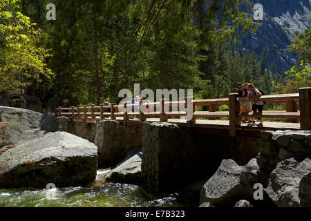 Passerelle de la rivière Merced, sur le sentier de la brume, Yosemite National Park, California, USA Banque D'Images