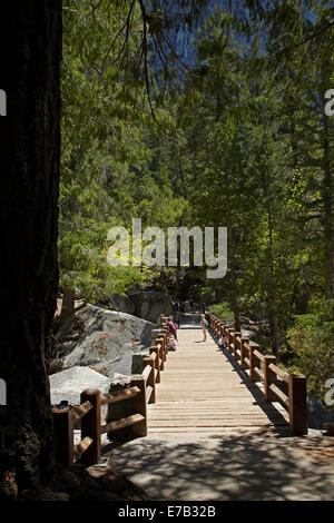 Passerelle de la rivière Merced, sur le sentier de la brume, Yosemite National Park, California, USA Banque D'Images