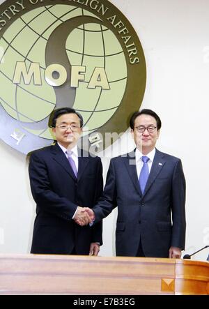 Séoul, Corée du Sud. Sep 12, 2014. Le Vice-Ministre chinois des affaires étrangères Liu Zhenmin (L) et Corée du Sud de la sous-ministre des Affaires étrangères chargé des affaires politiques Lee Kyung-soo s'entretenir en marge de la 9e haute trilatéral des fonctionnaires des affaires étrangères' consultation à Séoul le 12 septembre 2014. © Peng Qian/Xinhua/Alamy Live News Banque D'Images