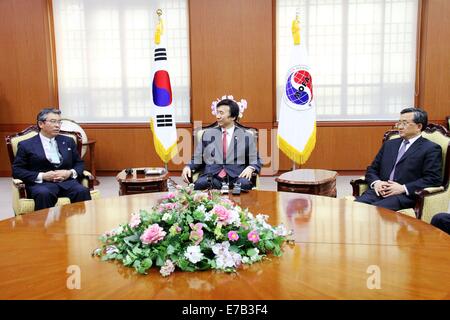 Séoul, Corée du Sud. Sep 12, 2014. Le ministre des Affaires étrangères sud-coréen Yun Byung-se (C) se réunit avec le Vice-Ministre chinois des affaires étrangères Liu Zhenmin (R) et Japonais, Adjointe au Ministre des affaires étrangères, Shinsuke Sugiyama au cours de la 9e haute trilatéral des fonctionnaires des affaires étrangères' consultation à Séoul le 12 septembre 2014. © Peng Qian/Xinhua/Alamy Live News Banque D'Images