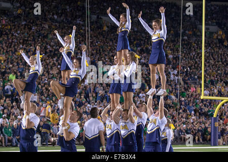 South Bend, Indiana, USA. Sep 6, 2014. Michigan cheerleaders sur le terrain pendant le match contre Notre Dame. La Cathédrale Notre Dame Fighting Irish défait les Michigan Wolverines 31-0 au stade Notre-dame à South Bend, Indiana. © Frank Jansky/ZUMA/Alamy Fil Live News Banque D'Images