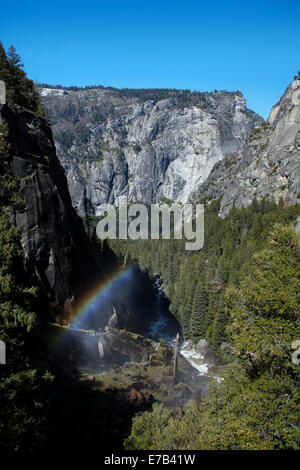 Arc-en-ciel à partir de la brume, la brume d'automne Vernal Trail, Yosemite National Park, California, USA Banque D'Images