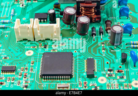 Circuit électrique vert avec les conducteurs et les transistors Banque D'Images