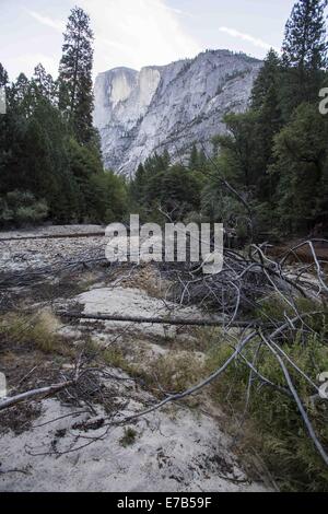 Yosemite Yosemite Falls Creek en dessous est à sec dans la vallée Yosemite le 25 août 2014 dans le Parc National de Yosemite, en Californie. 25 août, 2014. © Ringo Chiu/ZUMA/Alamy Fil Live News Banque D'Images