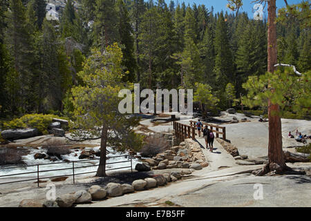 Les touristes sur la rivière Merced, passerelle au-dessus du Nevada Fall, sur le sentier de la brume, Yosemite National Park, California, USA Banque D'Images