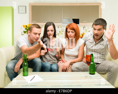 Friends sitting on sofa, avec jeu de dés et de s'amuser Banque D'Images