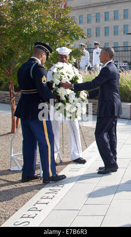 Washington DC, USA. Sep 11, 2014. Le président des États-Unis Barack Obama dépose une couronne au Pentagone pour marquer le 13e anniversaire de les attaques terroristes du 11 septembre 2001, à Washington, le Jeudi, Septembre 11, 2014. Dpa : Crédit photo alliance/Alamy Live News Banque D'Images