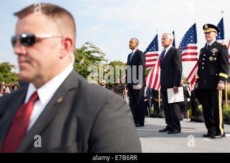 Washington DC, USA. Sep 11, 2014. Le président des États-Unis Barack Obama se tient lors d'une cérémonie au Pentagone pour marquer le 13e anniversaire de les attaques terroristes du 11 septembre 2001, à Washington, le Jeudi, Septembre 11, 2014. Illustré avec le président sont Secrétaire américain à la défense Chuck Hagel (centre) et le président de l'état-major interarmées, le général Martin E. Dempsey, de l'armée américaine. Dpa : Crédit photo alliance/Alamy Live News Banque D'Images