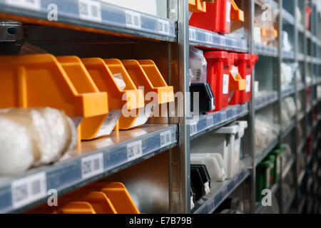 Les cellules de stockage et des racks dans un entrepôt tourné avec selective focus Banque D'Images