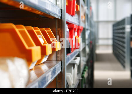 Les cellules de stockage et des racks dans un entrepôt tourné avec selective focus Banque D'Images