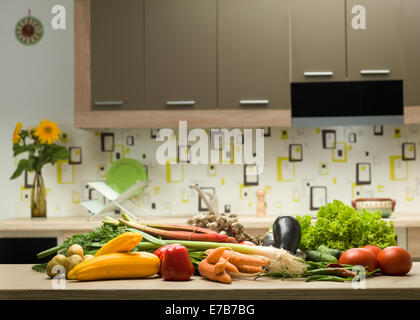 Variété de légumes sains sur un comptoir de cuisine Banque D'Images