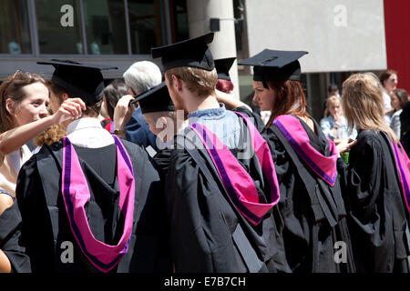 London South Bank University élèves après l'obtention du diplôme à South Bank à Londres UK Banque D'Images