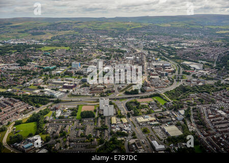 Une vue aérienne du centre d'Oldham, Greater Manchester. La campagne est visible au loin. Banque D'Images