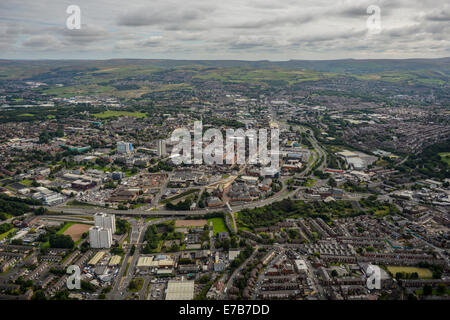 Une vue aérienne du centre d'Oldham, Greater Manchester. La campagne est visible au loin. Banque D'Images