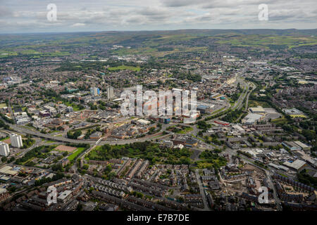 Une vue aérienne du centre d'Oldham, Greater Manchester. La campagne est visible au loin. Banque D'Images