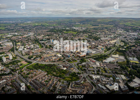 Une vue aérienne du centre d'Oldham, Greater Manchester. La campagne est visible au loin. Banque D'Images
