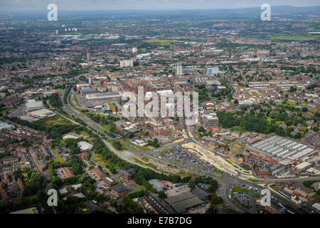 Une vue aérienne du centre d'Oldham, Greater Manchester. La campagne est visible au loin. Banque D'Images