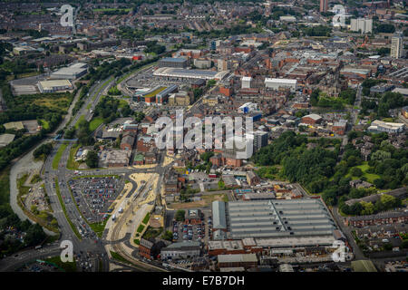 Une vue aérienne du centre d'Oldham, grand Manchester, montrant le tramway dans l'avant-plan. Banque D'Images