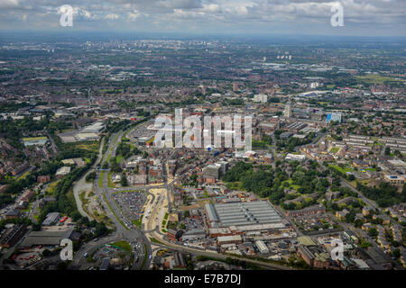 Une vue aérienne du centre d'Oldham, Greater Manchester. Manchester Central est visible au loin. Banque D'Images