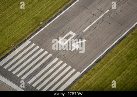 Une vue aérienne montrant un gros plan de la piste 04 seuil à Hawarden Airport, accueil de l'usine Airbus. Cheshire UK Banque D'Images