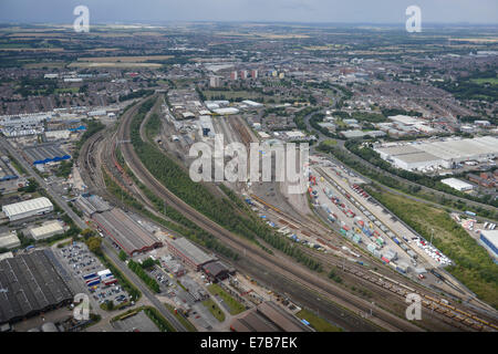 Vue aérienne d'une des zones industrielles et des gares de marchandises dans la région de Doncaster, dans le Yorkshire du Sud, à au nord, vers la ville. Banque D'Images