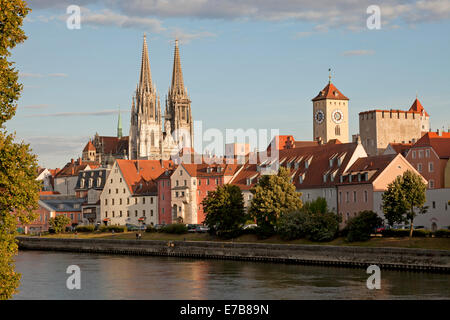 Vue urbaine avec Danube, centre médiéval, la tour de l'hôtel de ville et cathédrale de Regensburg à Regensburg, Bavière, Allemagne, Europe Banque D'Images