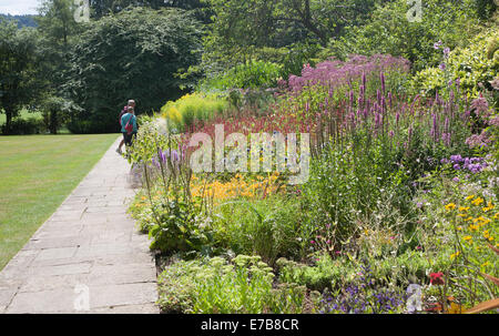Les personnes bénéficiant de fleur d'été les frontières dans les jardins botaniques de Bath, North East Somerset, Angleterre Banque D'Images
