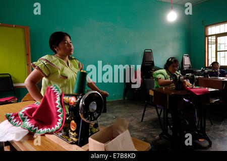 Les femmes du groupe ethnique autochtone Ngabe & Bugle apprennent les techniques de couture traditionnelles et modernes dans un atelier de couture à Ngobe–Bugle Comarca, une réserve commune pour les autochtones Ngabe & Bugle dans la province de Chiriqui au Panama Banque D'Images