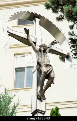 Crucifixion de Jésus le Christ placé dans la cour du château dans la ville de Nitra, Slovaquie, Europe centrale. Banque D'Images