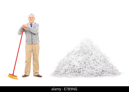 L'article principal par une pile de papier déchiqueté avec un balai isolé sur fond blanc Banque D'Images