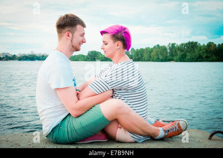 La femme et l'homme à bord d'une rivière Banque D'Images