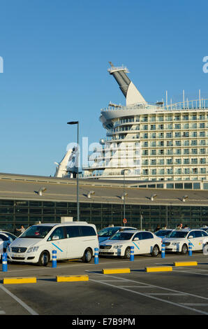 MS Oasis of the seas, de la mer, plus grand bateau de croisière dans le port de Malaga, au sud de l'Espagne. Banque D'Images