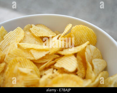 Chips de pommes de terre dans un bol Banque D'Images