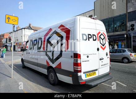 Courier dpd van garé sur le côté d'une rue commerçante à Blackpool Banque D'Images