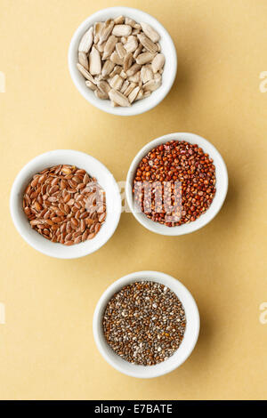 Graines mixtes : Chia, graines de lin, graines de tournesol, quinoa rouge, Banque D'Images