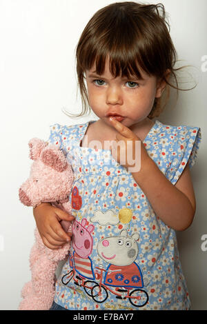 2-year old girl holding teddybear Banque D'Images