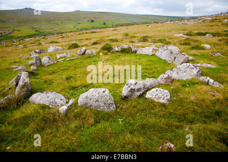 Cabane en pierre au cercle préhistorique Merrivale complexe cérémonial Dartmoor National Park, Devon, Angleterre Banque D'Images