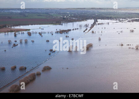 La principale ligne de chemin de fer dans le Somerset près de Bridgwater, Somerset sur les niveaux qui est maintenant complètement sous l'eau à la place. Banque D'Images