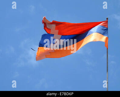 Le drapeau de la République du Haut-Karabakh vole d'un mât dans le Haut-Karabagh, 25 juin 2014. Les couleurs du drapeau symbolisent la connexion avec l'Arménie. La République du Haut-Karabakh est de facto un état indépendant mais la reconnaissance internationale d'un litige entre l'Arménie et l'Azerbaïdjan. La région enclavée dans le Caucase du Sud est habitée par les Arméniens. Photo : Jens Kalaene - AUCUN SERVICE DE FIL- Banque D'Images