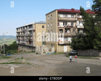 Shusha, République du Haut-Karabakh. 25 Juin, 2014. Bâtiments résidentiels à Choucha, République du Haut-Karabakh, 25 juin 2014. La République du Haut-Karabakh est de facto un état indépendant mais la reconnaissance internationale d'un litige entre l'Arménie et l'Azerbaïdjan. La région enclavée dans le Caucase du Sud est habitée par les Arméniens. Photo : Jens Kalaene - AUCUN SERVICE DE FIL-/dpa/Alamy Live News Banque D'Images