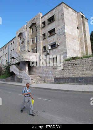 Un immeuble en mauvais état dans la République du Haut-Karabakh, Shusha, 25 juin 2014. La République du Haut-Karabakh est de facto un état indépendant mais la reconnaissance internationale d'un litige entre l'Arménie et l'Azerbaïdjan. La région enclavée dans le Caucase du Sud est habitée par les Arméniens. Photo : Jens Kalaene - AUCUN SERVICE DE FIL- Banque D'Images