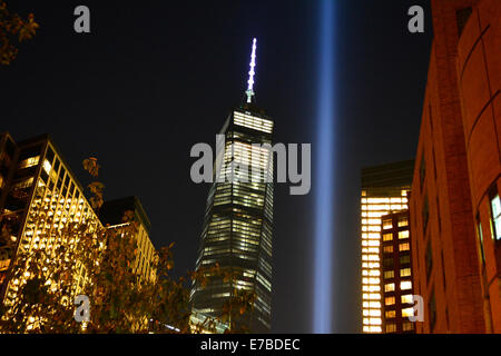 New York, USA. 11 Septembre, 2014. Rendre hommage à la lumière et World Trade Center Tower One sur le 13e anniversaire des attentats du 11 septembre. Crédit : Christopher Penler/Alamy Live News Banque D'Images