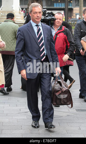 Londres, Royaume-Uni, 12 Septembre 2014 : Nigel Farage, chef de l'UKIP vu quitter radio LBC à Londres Banque D'Images