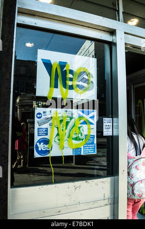 Pas de graffitis pulvérisé sur Oui les affiches de la campagne dans la campagne Yes locaux pour Newington et quartier Southside d'Édimbourg Banque D'Images