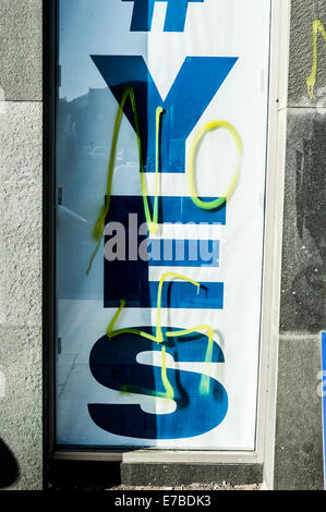 Pas de croix gammée et pulvérisé sur une affiche de l'indépendance de l'Ecosse Oui dans la fenêtre de l'Newington et Southside locaux campagne Banque D'Images