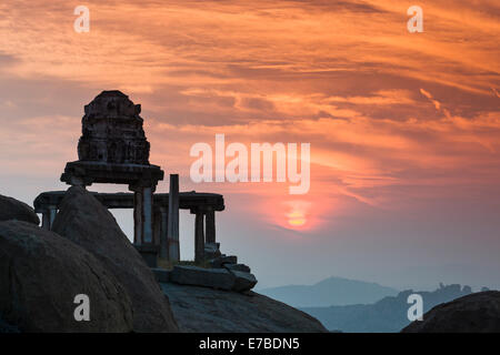 Le lever du soleil sur un temple, ville en ruines de Vijayanagara, UNESCO World Heritage Site, Hampi, Karnataka, Inde Banque D'Images