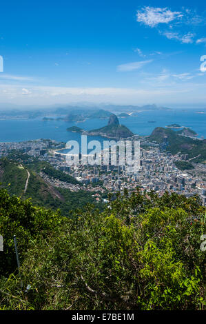 Outlook à partir de la statue du Christ Rédempteur à Rio de Janeiro et le Pain de Sucre, le Brésil Banque D'Images