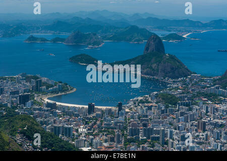 Outlook à partir de la statue du Christ Rédempteur à Rio de Janeiro et le Pain de Sucre, le Brésil Banque D'Images